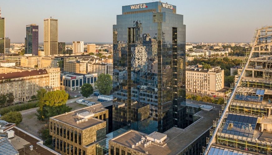 Globalworth sprzedaje biurowiec Warta Tower